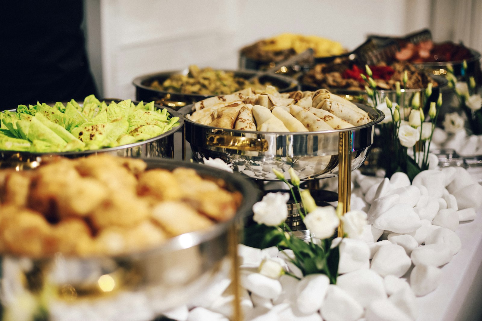 Buffet con fuentes de comida para evento de empresa