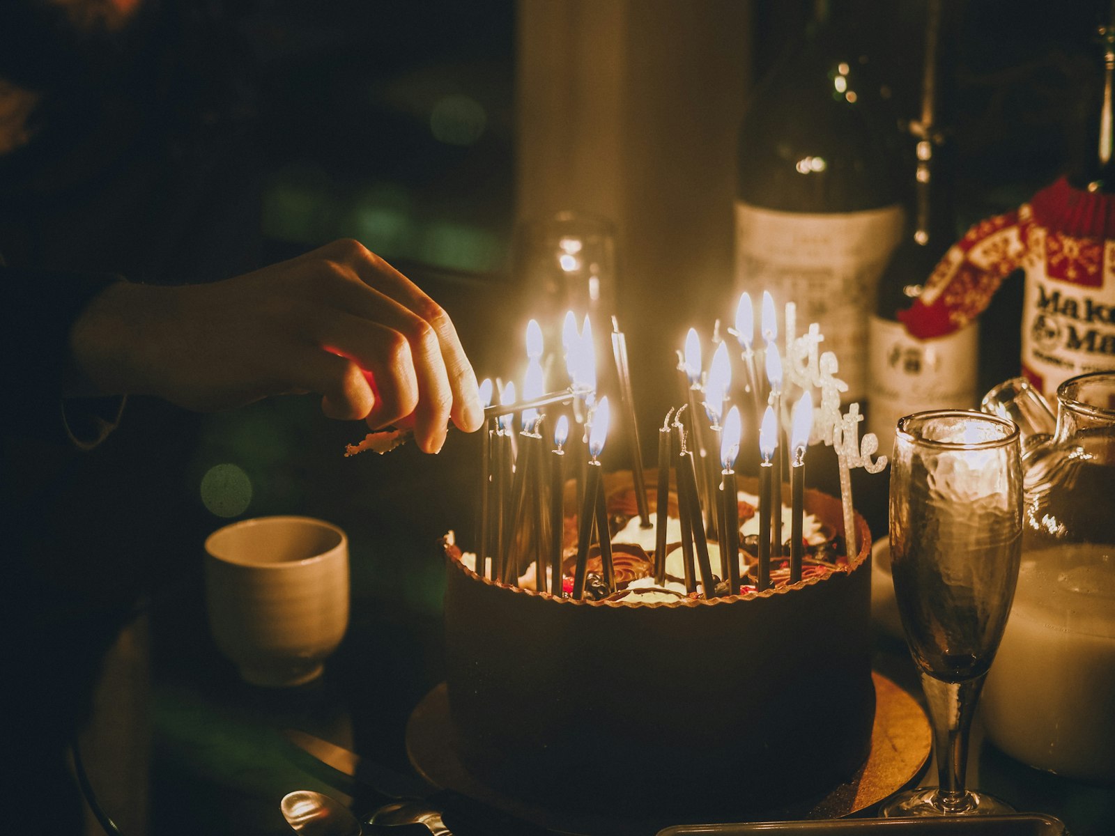 Torta de cumpleaños con velas encendidas